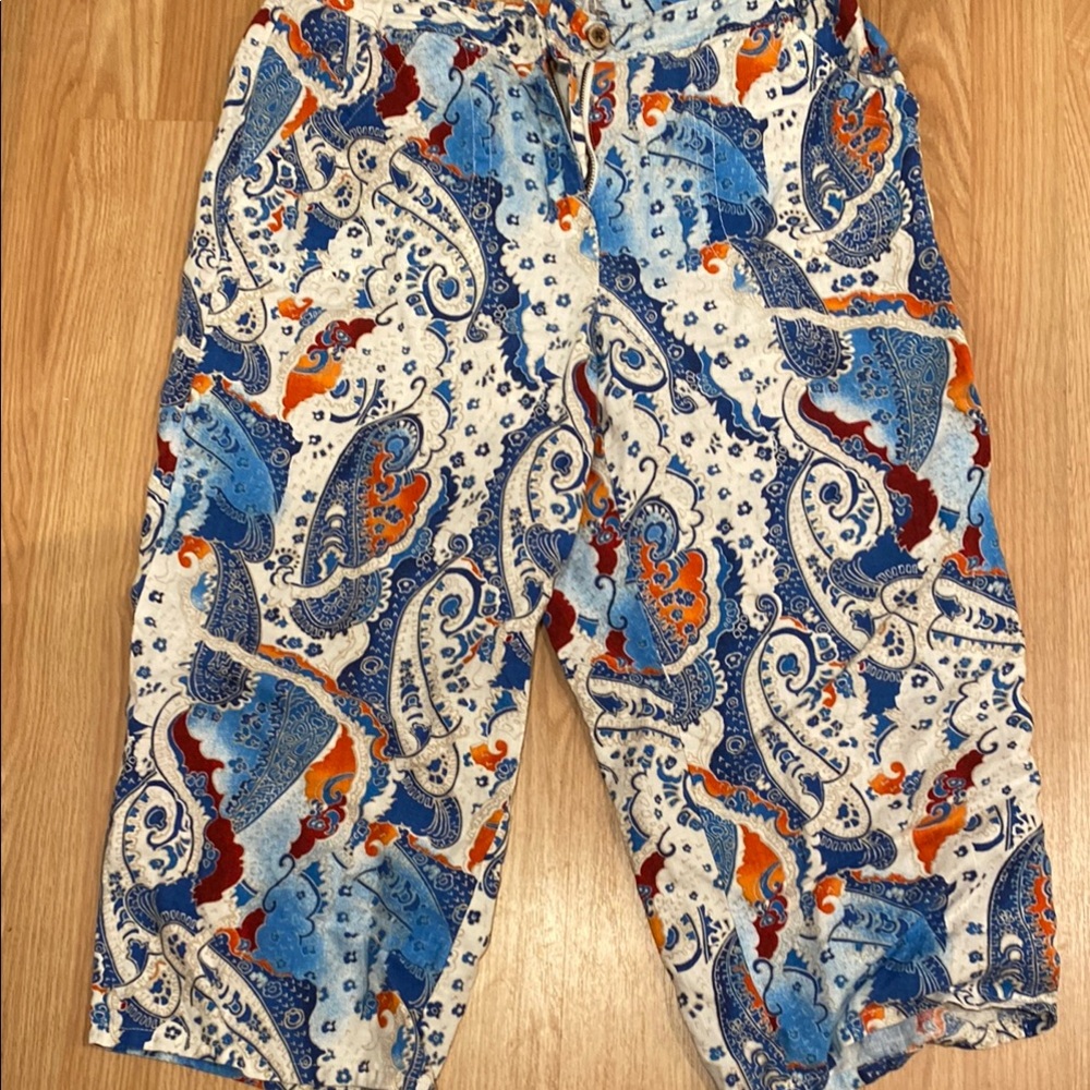 Preowned women’s Chico's linen Paisley capris size 2 excellent